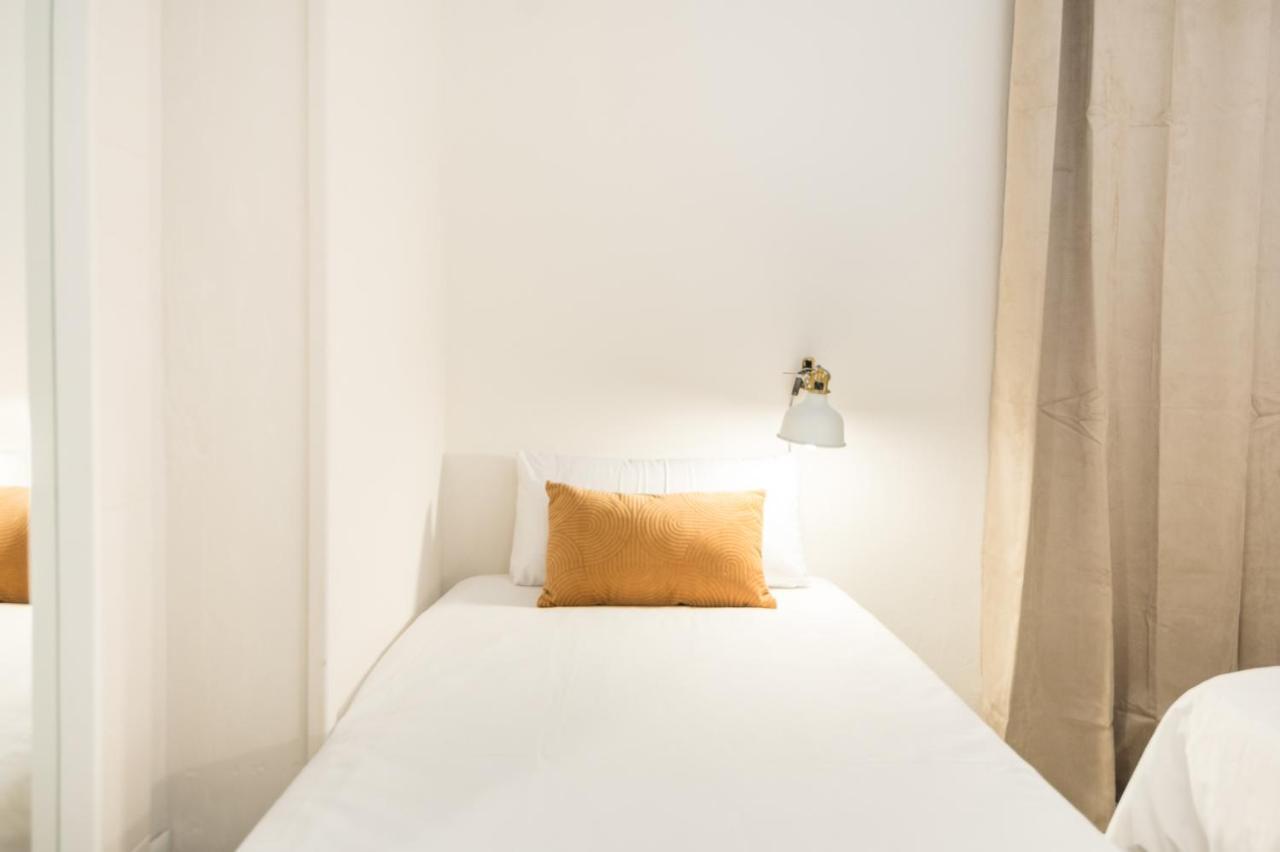 Terrace, Sun And Local Lifestyle In Gracia * Barcelone