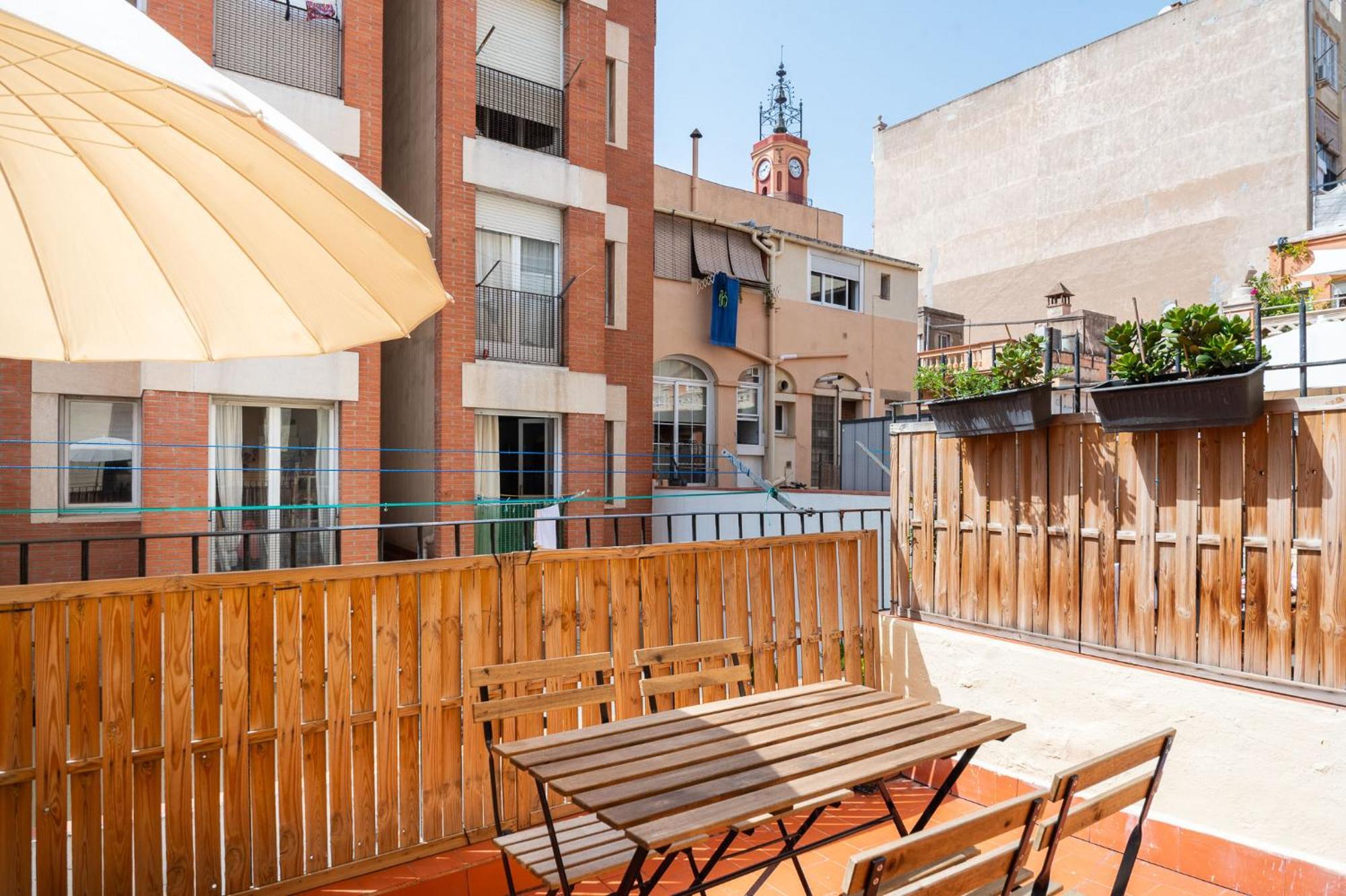 Terrace, Sun And Local Lifestyle In Gracia Barcelone